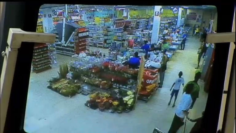 Vídeo: Bandidos fazem arrastão em supermercado do Rio de Janeiro