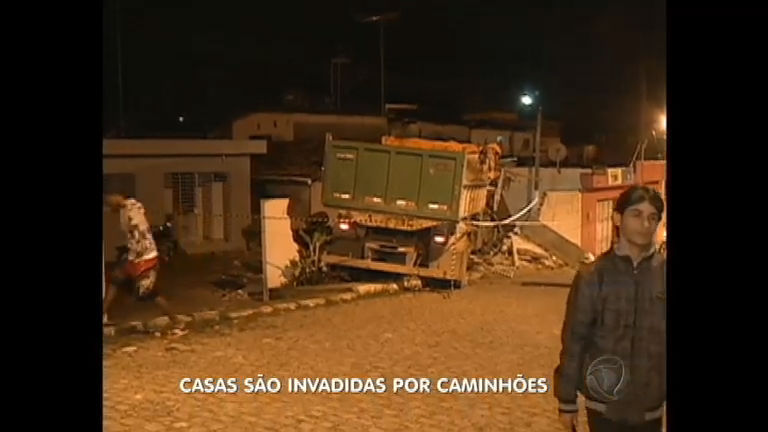 Vídeo: Caminhões desgovernados atingem casas no Recife