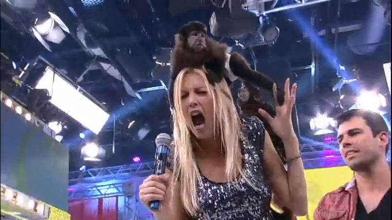 Vídeo: Gianne Albertoni fica apavorada com macacos de Latino