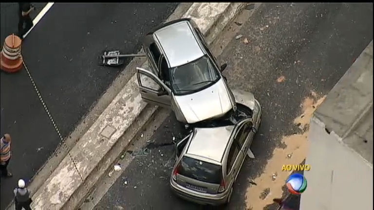 Vídeo: Acidente grave: carros colidem de frente no Minhocão, em São Paulo