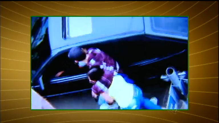 Vídeo: Bandido faz mulher refém durante assalto a joalheria no interior do RS