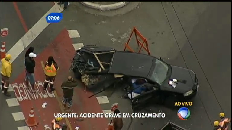Vídeo: Carro parte ao meio em acidente grave na zona sul de São Paulo