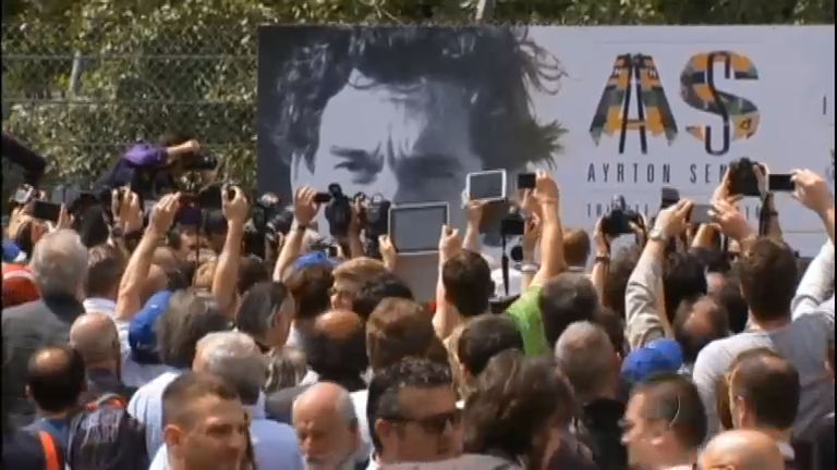 Vídeo: Fãs fazem homenagem ao Ayrton Senna na curva onde aconteceu o acidente na Itália