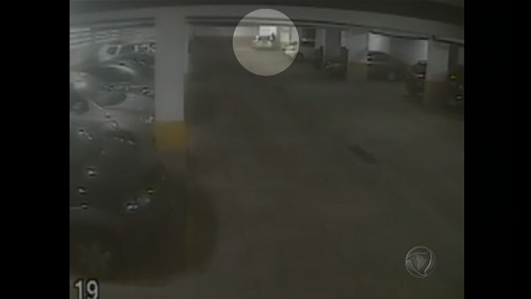 Vídeo: Homem arromba dois veículos na garagem de condomínio no Rio de Janeiro