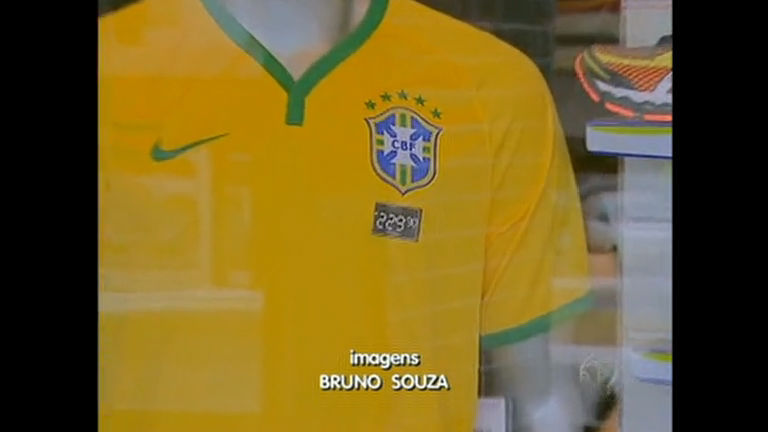 Vídeo: Camiseta e capa de sofá estão entre produtos pirateados com tema da Copa