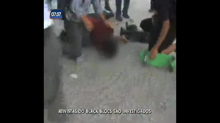 Vídeo: Ativistas que podem estar ligados ao Black Bloc prestam depoimentos à polícia