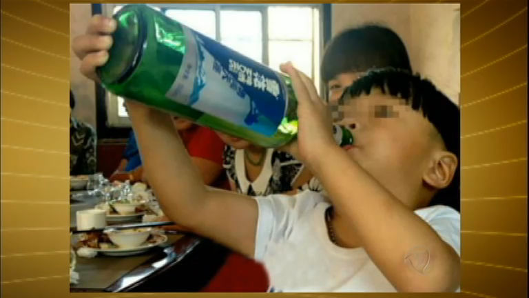 Vídeo: Menino chinês de apenas dois anos é considerado alcoólatra