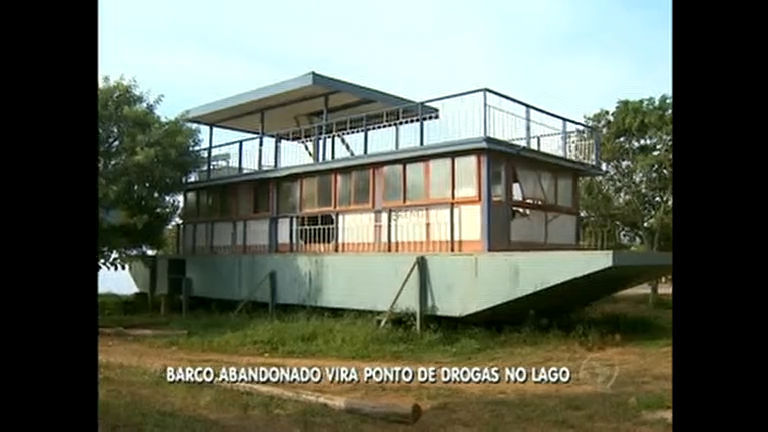 Vídeo: Barco abandonado vira ponto de uso de drogas no Plano Piloto