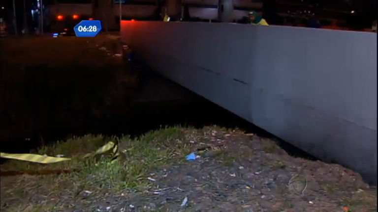 Vídeo: Corpo carbonizado é encontrado sob viaduto na zona leste de São Paulo