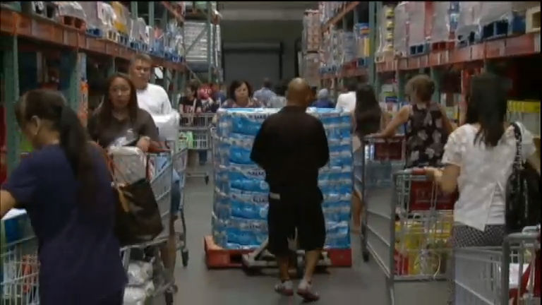Vídeo: Americanos estocam comida para chegada de furacões no Havaí