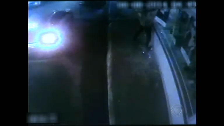 Vídeo: Criminosos atiram contra vitrine e roubam ótica em Vila Velha no Espírito Santo