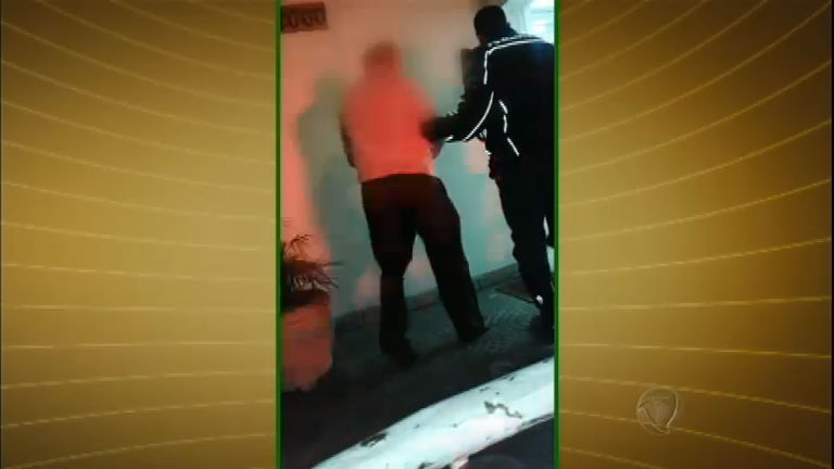 Vídeo: Advogado alcoolizado é preso e faz xixi na delegacia da Polícia Militar