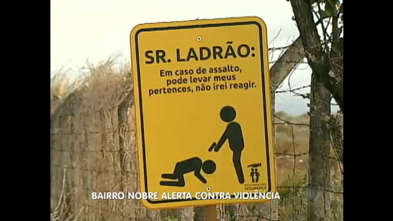 Vídeo: Moradores de bairro nobre em Salvador fazem placas de alerta para assaltantes