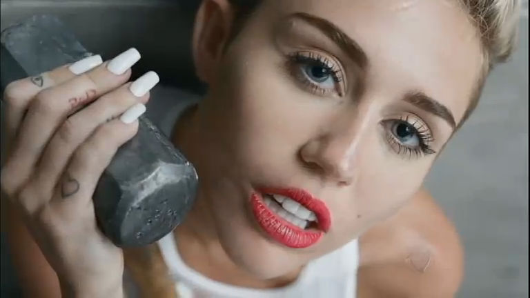 Vídeo: Comportamento polêmico de Miley Cyrus chama a atenção de fãs e especialistas
