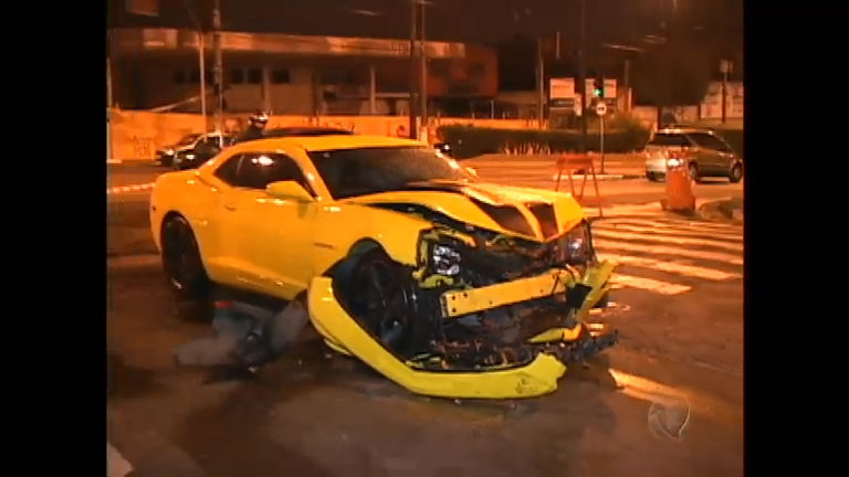 Vídeo: Carro de luxo se envolve em acidente com base móvel da PM em Diadema
