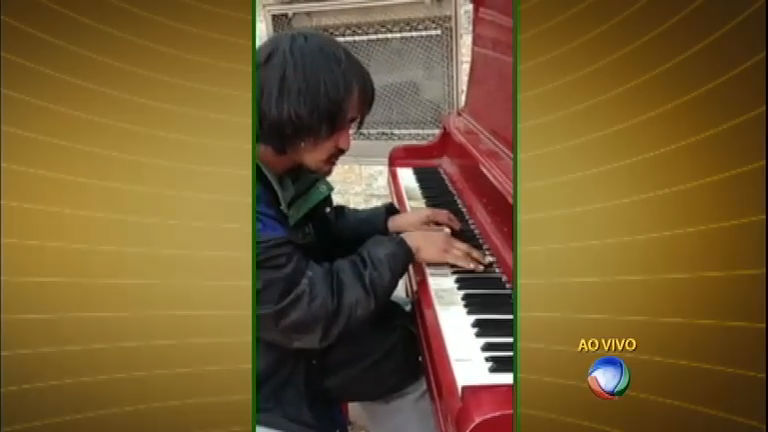 Vídeo: Morador de rua toca piano e emociona pedestres no Canadá