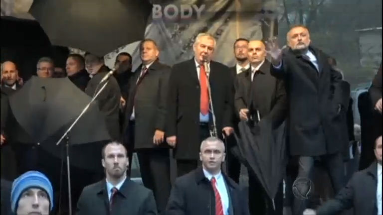 Vídeo: Com guarda-chuvas, seguranças tentam impedir ovadas no presidente tcheco