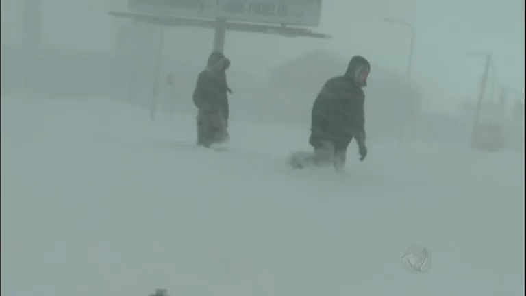 Vídeo: Onda de frio causa mortes e transtornos nos EUA