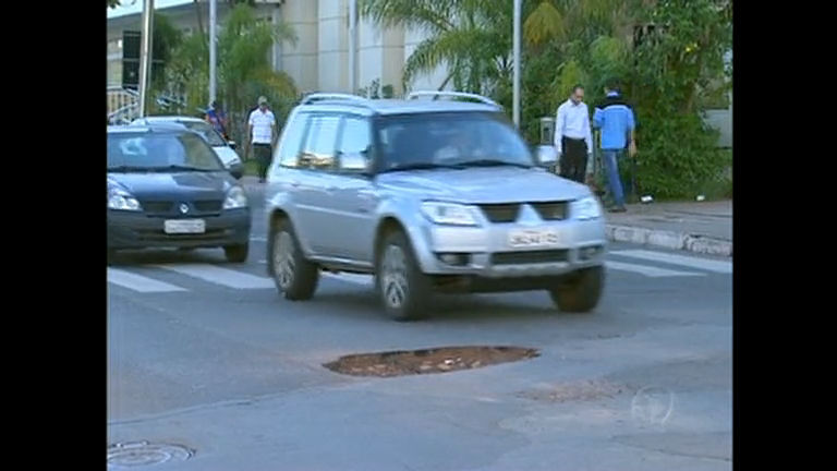 Vídeo: Buracos deixam motoristas irritados