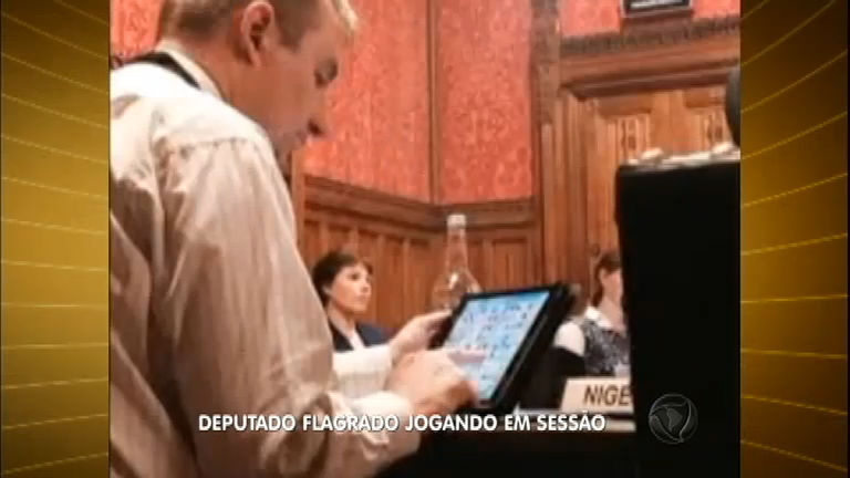 Vídeo: Flagra: deputado se diverte com joguinho durante sessão do Parlamento britânico