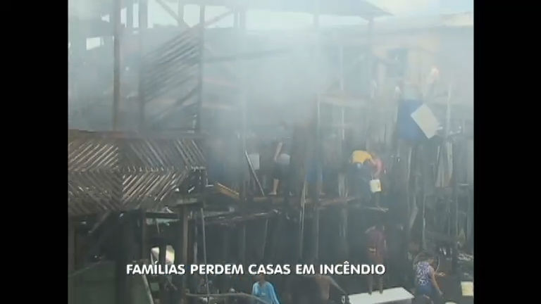 Vídeo: Incêndio destrói casas na periferia de Belém (PA)
