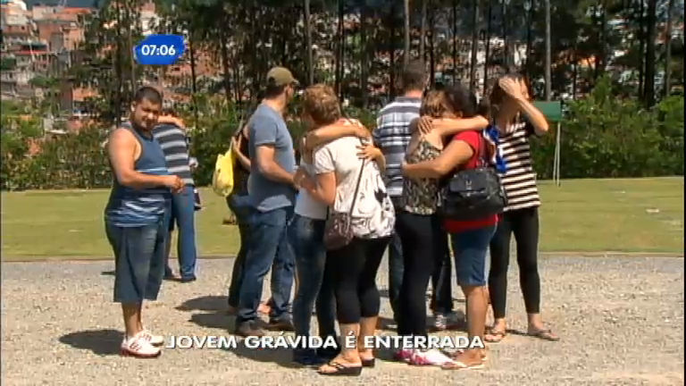 Vídeo: Jovem grávida que foi atropelada em São Vicente é enterrada em São Paulo