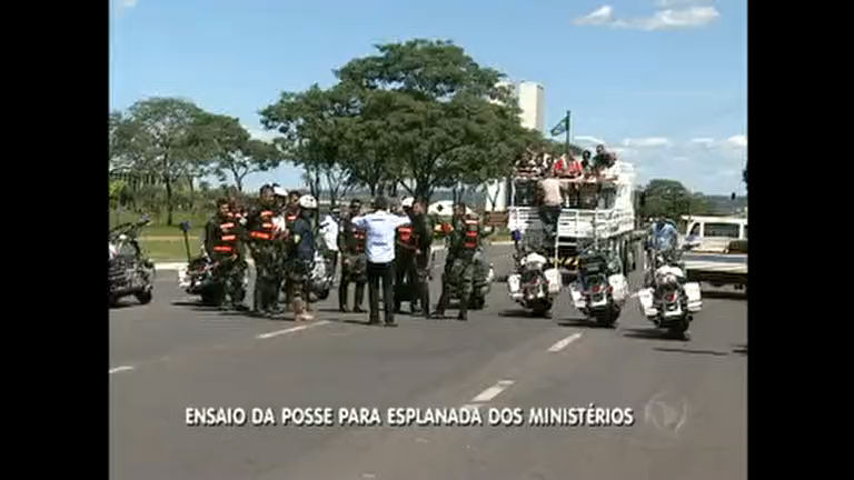 Vídeo: Ensaio de posse da presidência reúne visitantes na Esplanada dos Ministérios