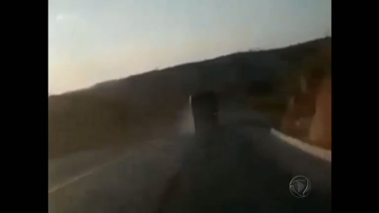 Vídeo: Carreta tomba na rodovia Fernão Dias depois de ter pneu furado