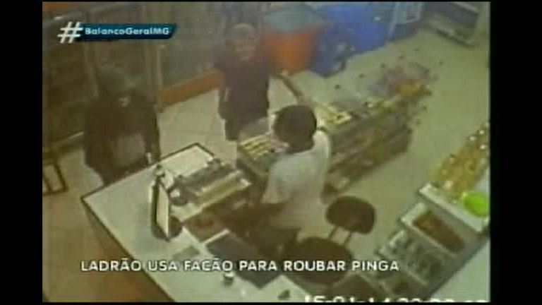 Vídeo: Ladrão usa facão para roubar dinheiro e garrafa de pinga de loja em Lavras (MG)