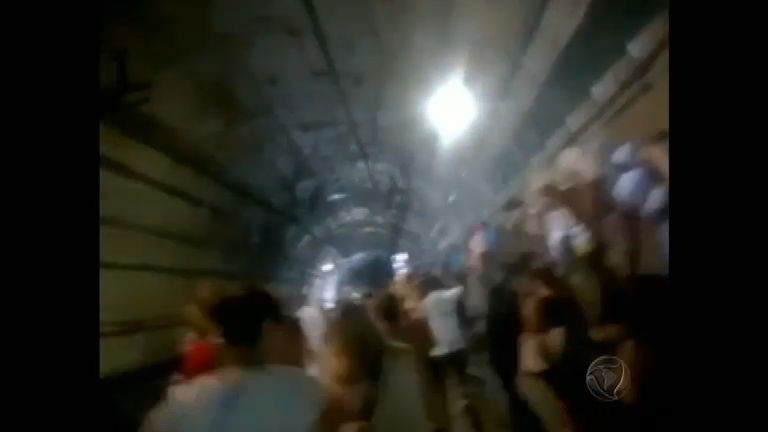 Vídeo: Passageiros andam nos túneis do Metrô após corte de energia