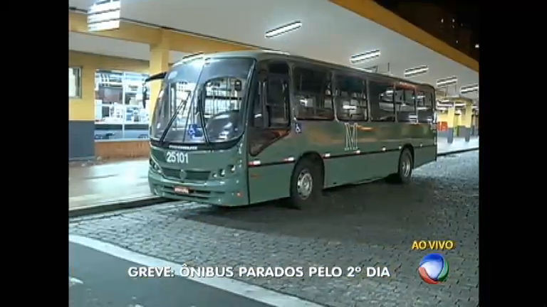 Vídeo: Greve de ônibus completa dois dias nesta terça-feira (27) em Curitiba
