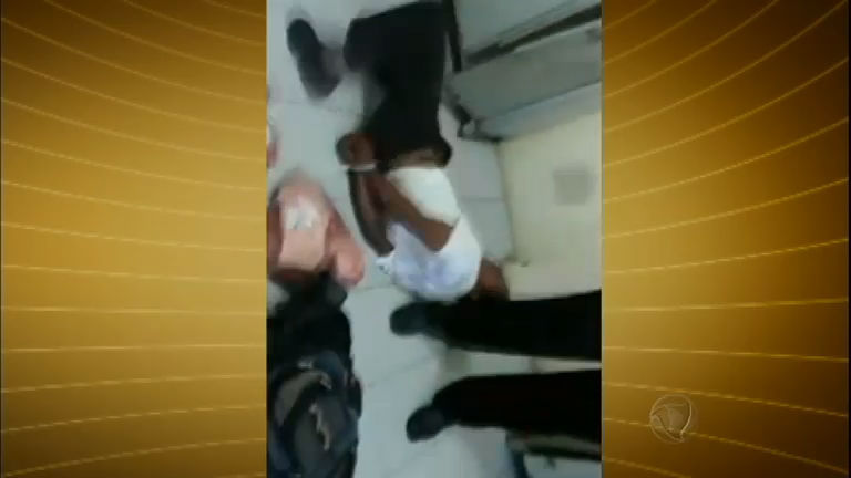 Vídeo: Homem é algemado e agredido depois de tentar roubar picanha de supermercado