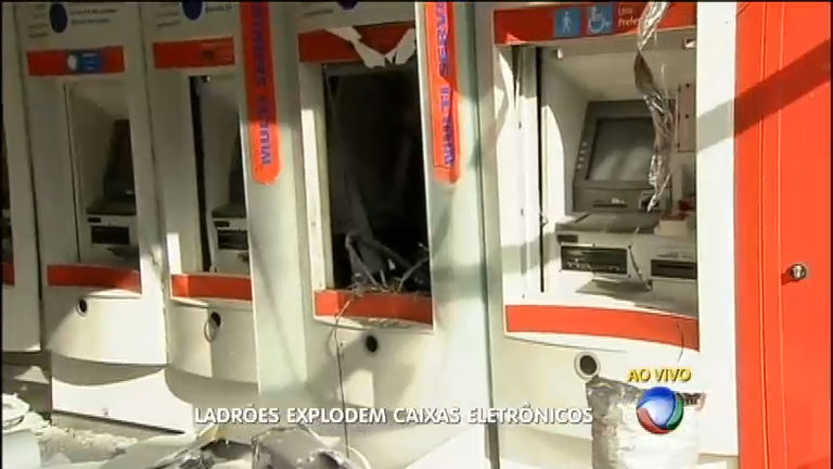 Vídeo: Quadrilha explode caixas eletrônicos de agência bancária em São Paulo
