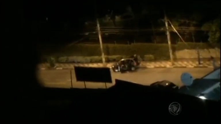 Vídeo: Morador flagra fuga de bandidos após explodirem caixa eletrônico em SP