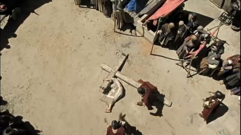 Vídeo: Jesus realiza o seu triste calvário carregando a cruz