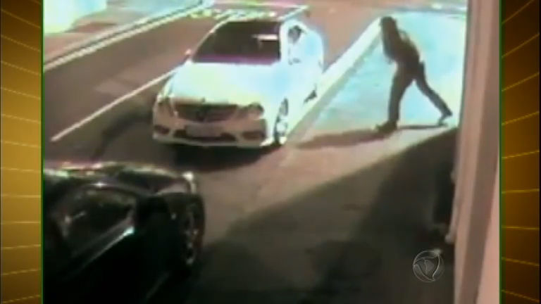 Vídeo: Ladrão tenta destruir vidro de carro com tijolo e se dá mal