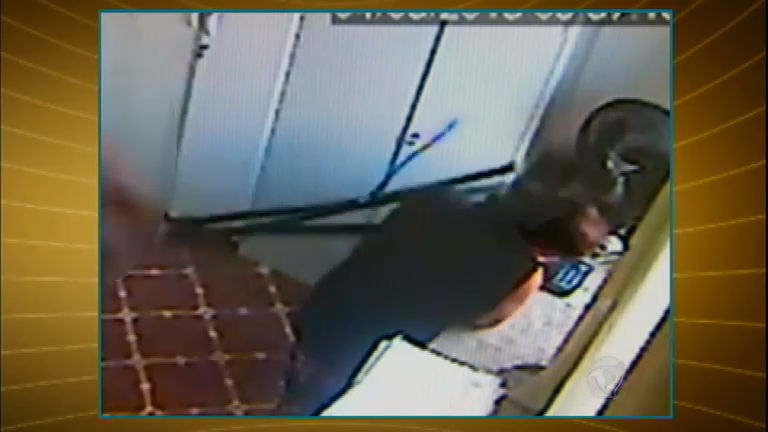 Vídeo: Aluno de 16 anos agride diretora da escola com barra de ferro