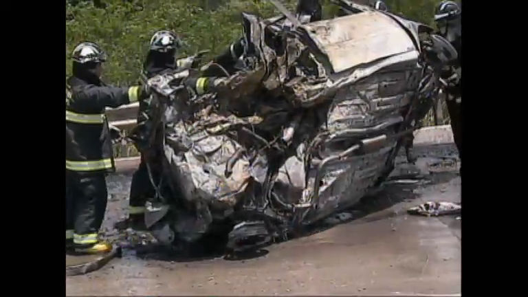 Vídeo: Caminhão bate em nove carros, provoca explosão e três morrem em Sergipe