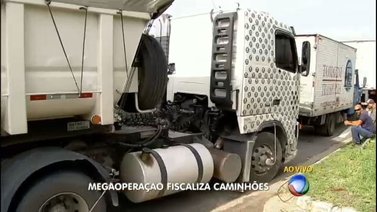 Vídeo: Polícia faz megaoperação para fiscalizar caminhões em São Paulo