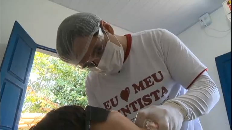 Vídeo: Comunidade Ribeirinha de Manaus é atendida pelo projeto Dentista da Floresta