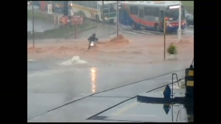 Vídeo: Motoqueiro é arrastado pela enxurrada em São José do Rio Preto