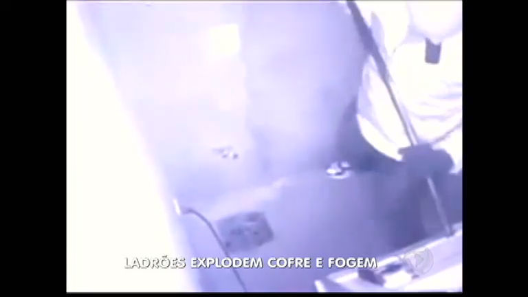 Vídeo: Quadrilha explode cofre de posto de combustível em Porto Alegre