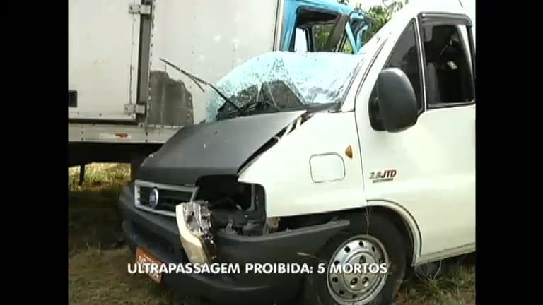 Vídeo: Colisão entre van e caminhão mata cinco pessoas no Pará