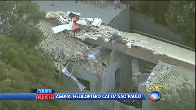 Vídeo: Helicóptero cai em cima de casa na tarde desta quinta-feira (2) em Carapicuíba (SP)