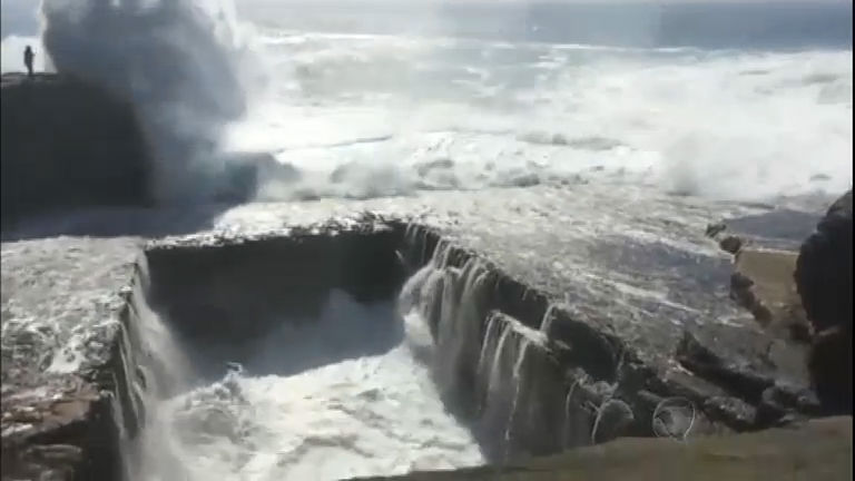 Vídeo: Mulher é arrastada por onda gigante
