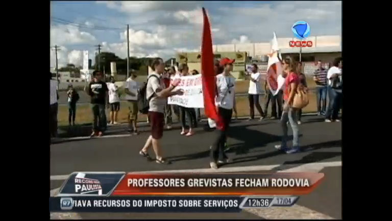 Vídeo: Professores em greve interditam a rodovia Marechal Rondon (SP)