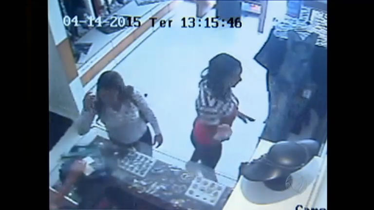Vídeo: Mulheres se passam por clientes para roubar loja de roupas em BH