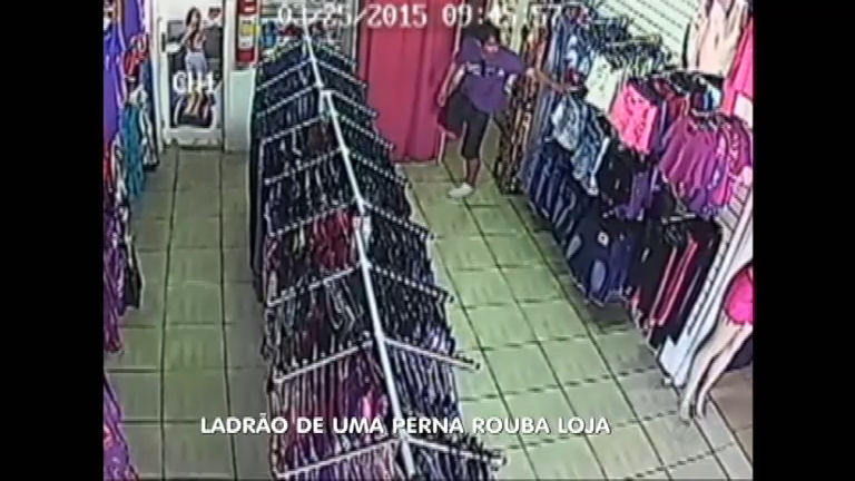 Vídeo: Ladrão de uma perna é flagrado furtando loja de roupas