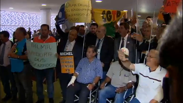 Vídeo: Manifestantes protestam no DF contra medidas que alteram regras para pensão