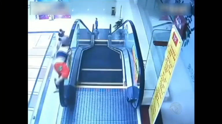 Vídeo: Impressionante! Criança, de dois anos, cai de escada rolante em shopping na China